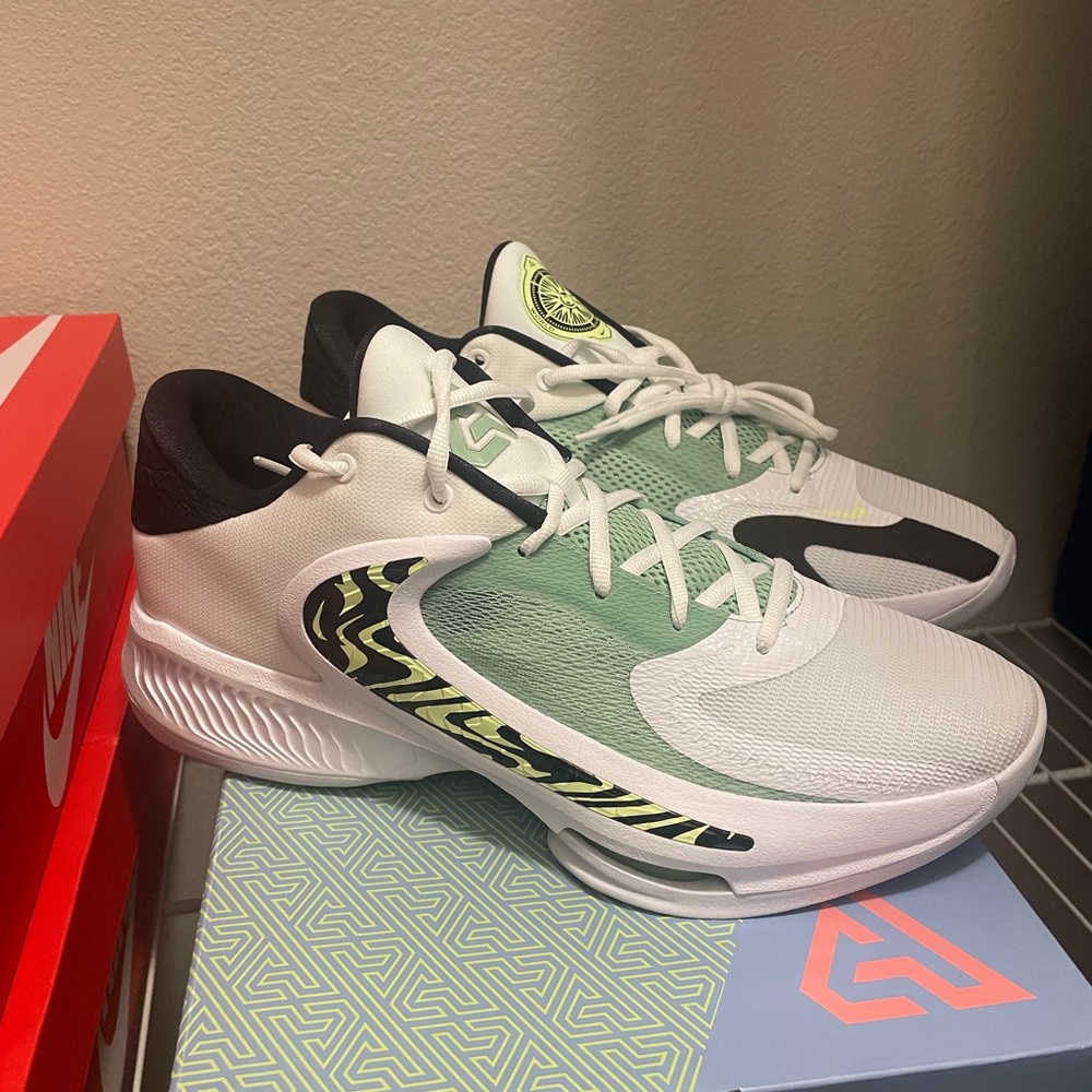 Brand New Never Worn Nike Giannis Zoom Freak 4 Size 11.5 Basketball Shoes